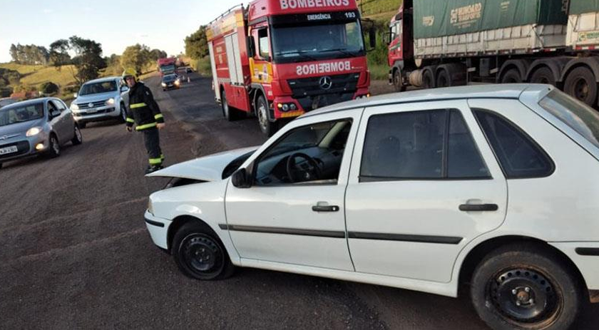 Acidente entre carro e carreta deixa dois feridos na BR 163