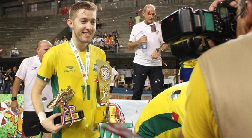 Jogador da Seleção Brasileira de Futsal realiza palestra para levar conhecimento a jovens