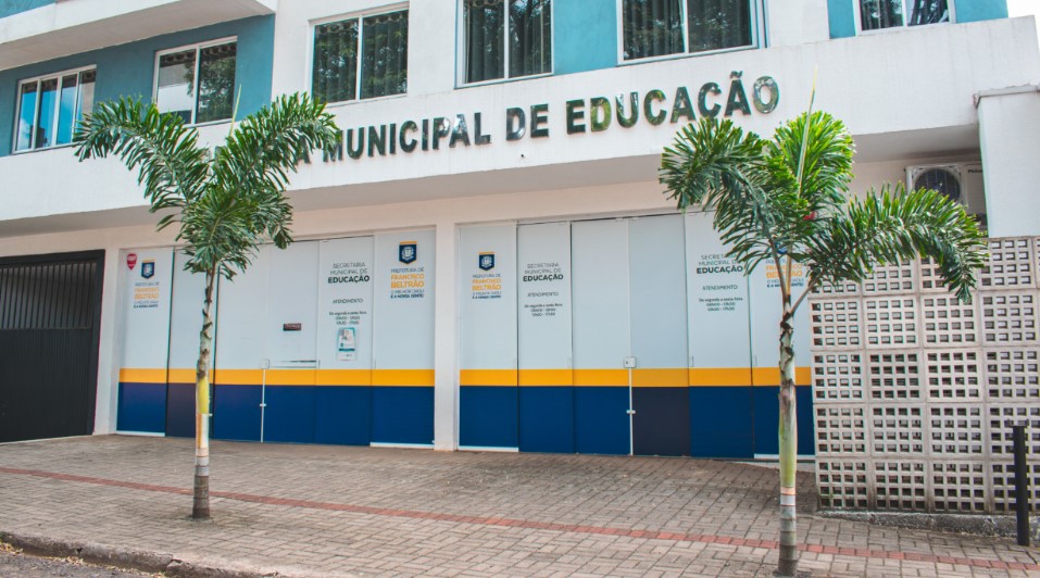 Prefeitura entrega 300 novas carteiras para o colégio CAIC