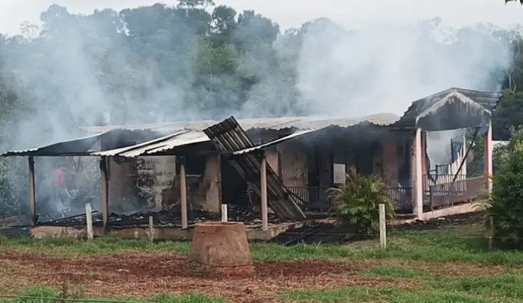 Incêndio destrói residência na zona rural