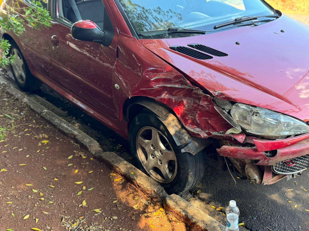 Colisão entre Peugeot e Meriva é registrada no bairro Presidente Kennedy