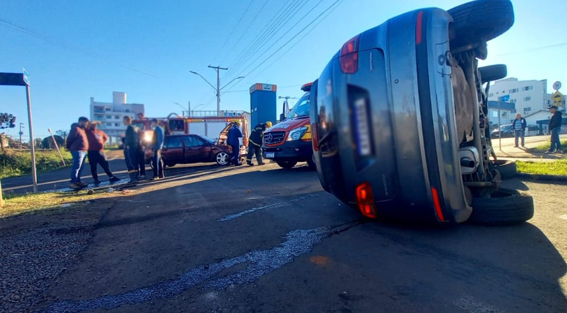 Acidente entre carros mobiliza Bombeiro na Salgado Filho