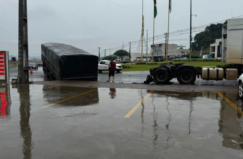 Semirreboque desengata de caminhão e deixa trânsito lento na Cidade Norte