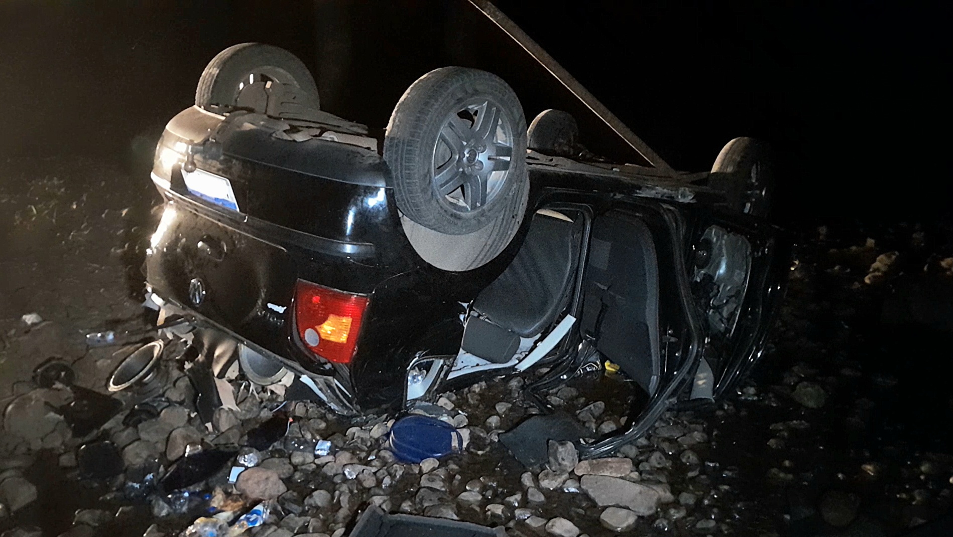 Três pessoas ficam feridas após automóvel cair da ponte do Rio Pinhalito