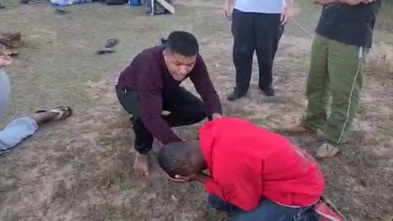 Milagre? Bandido cai morto durante assalto em culto religioso e comparça se arrepende