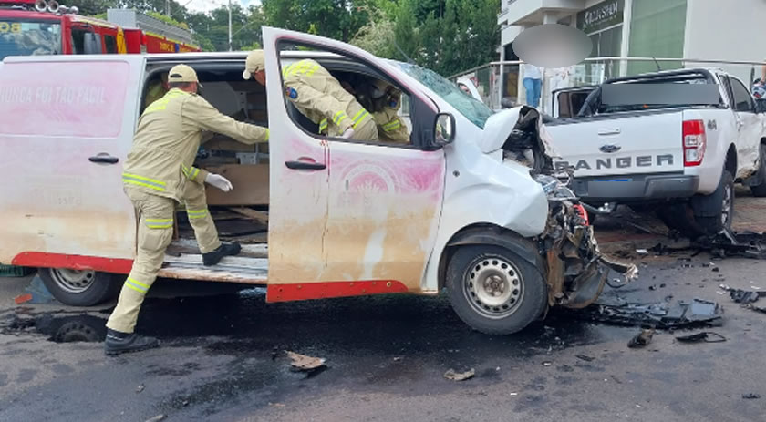 Forte colisão deixa dois feridos