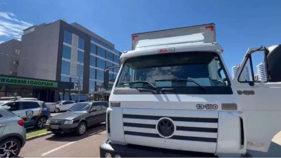 Caminhão bate em caminhonete estacionada