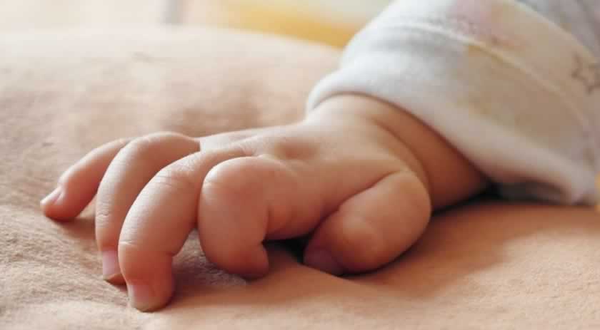 Bebê é salva após se engasgar com leite materno