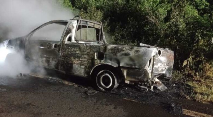 Veículo é destruído por incêndio às margens da PR-180