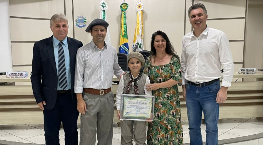 Artista mirim de renome nacional é homenageado pela Câmara
