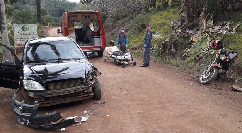 Motociclista fica ferido em colisão com automóvel