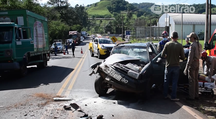 Ultrapassagem envolvendo carro e caminhão termina em acidente na PR-566
