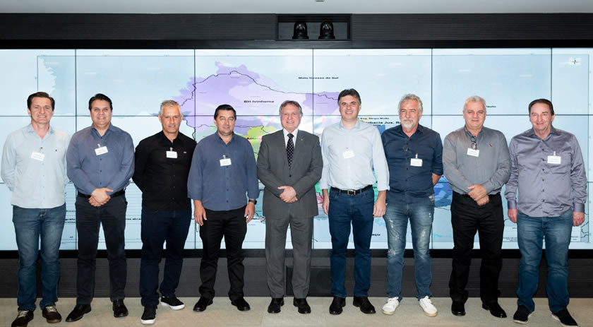 Comitiva da Amsop vai até Itaipu para propor projeto de implantar quatro quilômetros de calçamento para municípios do sudoeste