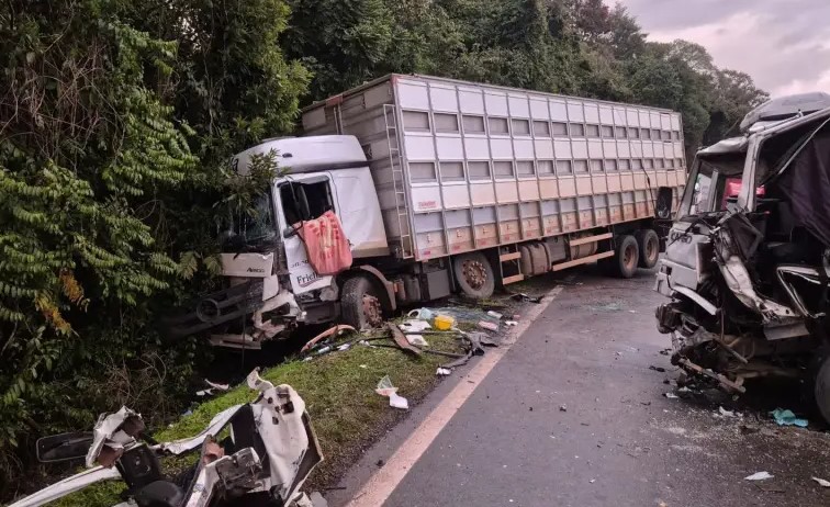 Colisão envolvendo dois caminhões e um carro interdita a BR-158