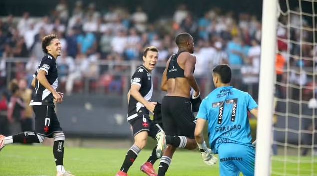 Vasco aplica goleada histórica no Santos, que demite Cleber Xavier