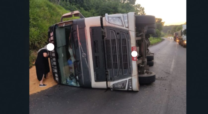 Caminhão tomba entre Renascença e Marmeleiro