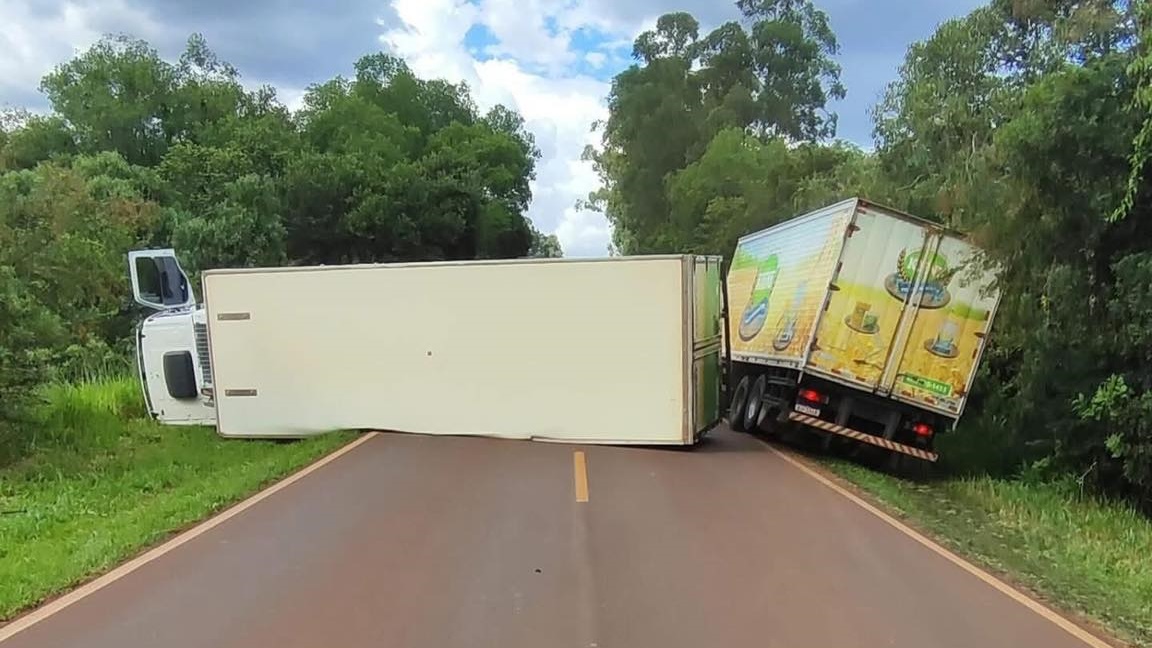 Caminhão carregado com carnes congeladas tomba e interdita PR-473