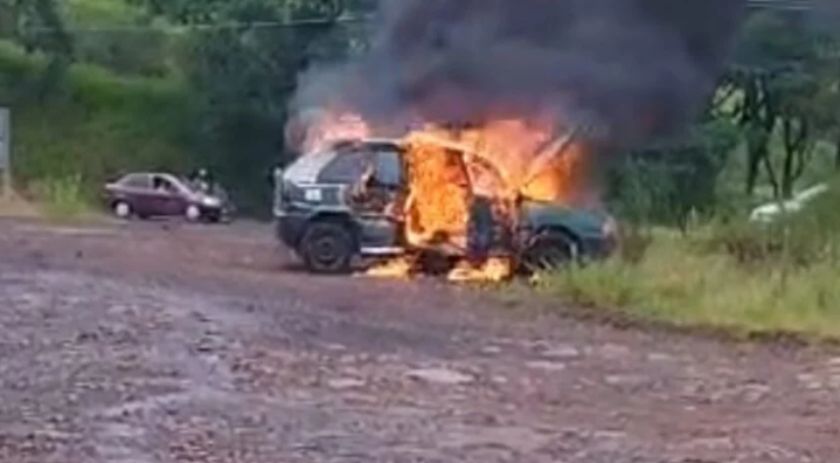 Incêndio em veículo nas proximidades do Trevo da Unisep é combatido pelo Corpo de Bombeiros