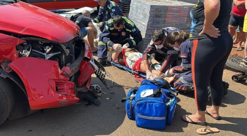 Acidente entre carro e moto deixa duas jovens feridas no Bairro Vila Catarina