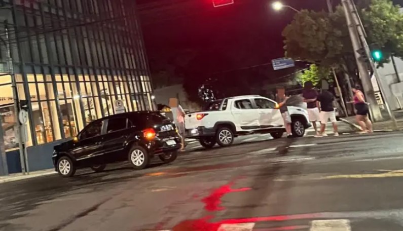 Colisão entre dois carros é registrada no centro