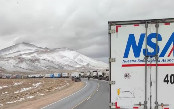 Caminhoneiros paranaenses ficam presos em vila na Argentina após nevasca fechar rodovias na fronteira com o Chile