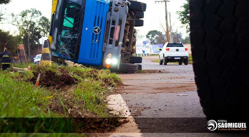Caminhão tomba na Willy Barth e uma pessoa fica ferida