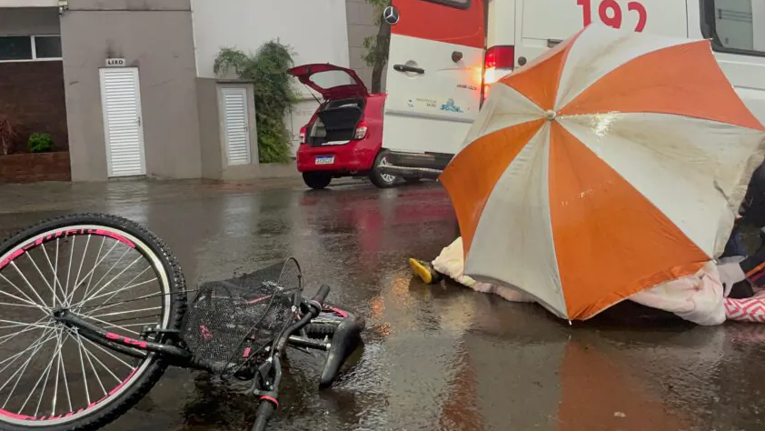 Homem fica ferido após colisão entre carro e bicicleta no centro de Francisco Beltrão