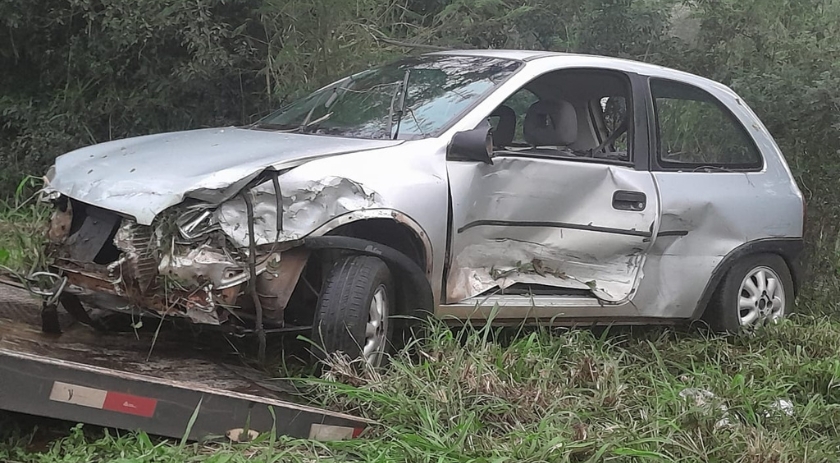 Saída de pista seguida de capotamento é registrada na PR-180 entre Marmeleiro e Francisco Beltrão