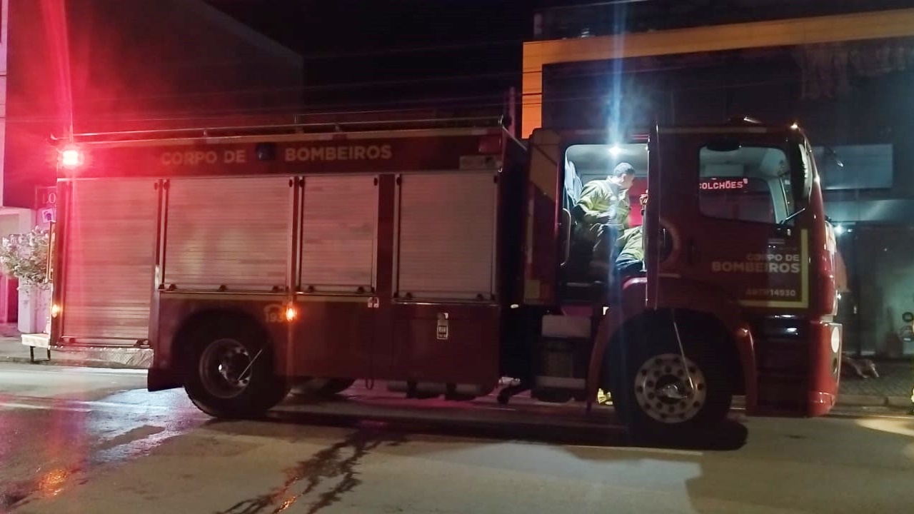 Incêndio em loja de colchões em Pato Branco destrói estoque devido ao calor intenso