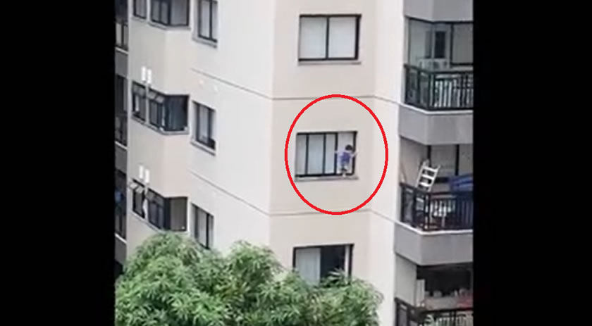 Susto e desespero com criança pendurada em janela de prédio