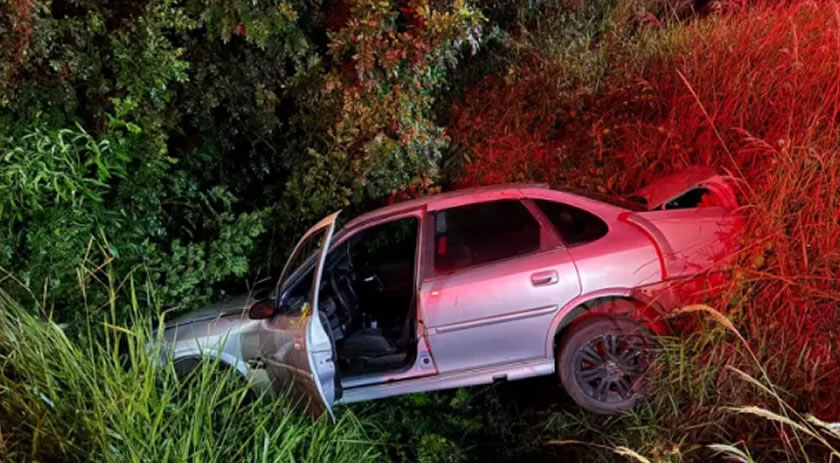 Duas pessoas ficam feridas após carro sair da pista na PR-180