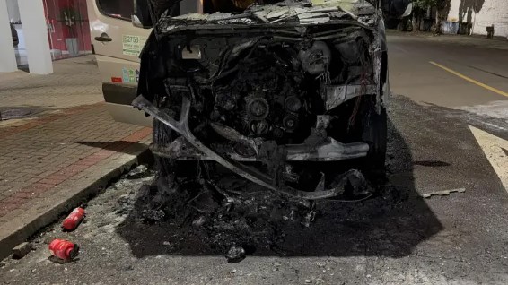 Incêndio atinge van e mobiliza Corpo de Bombeiros