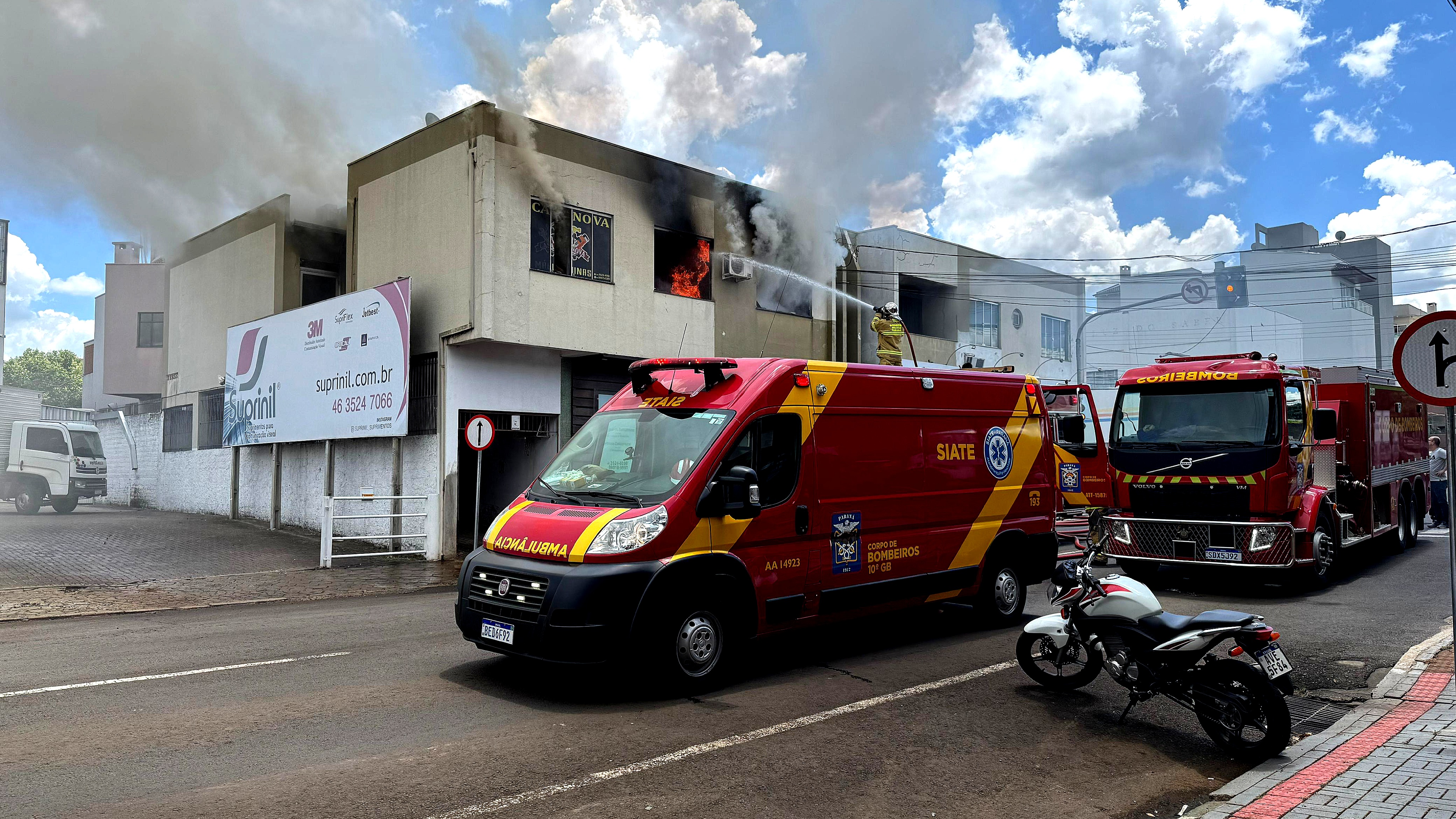 Incêndio destrói depósito de loja no centro