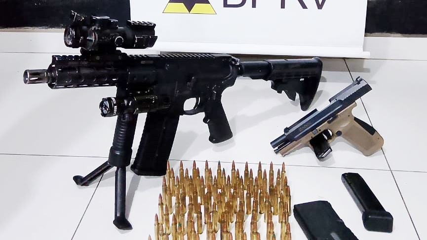 Homem é preso com arsenal durante abordagem na PR-182, em Ampére