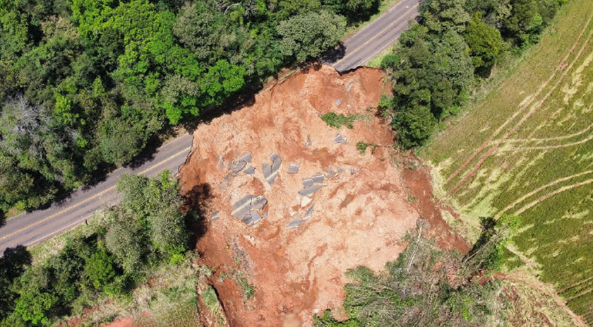 Estado inicia trabalhos para restaurar trecho da PR-182 interditado após deslizamento