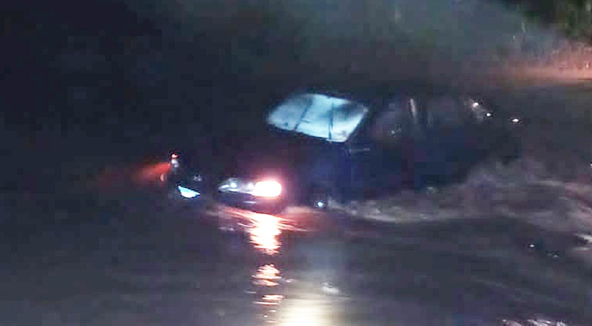 Motorista tenta passar com carro em rio e Bombeiros são acionados para o resgate