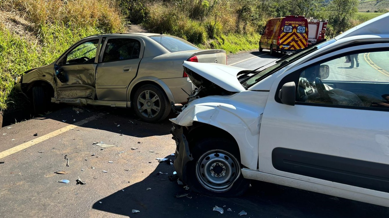 Colisão entre dois veículos deixa trânsito parcialmente interditado na PR 562