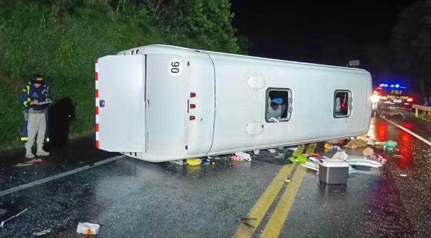 Ônibus de turismo com destino ao Paraguai tomba na BR-277, deixa um morto e 21 feridos, no Paraná
