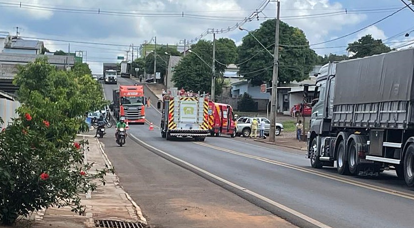Jovem sofre ferimentos graves em acidente entre moto e camionete