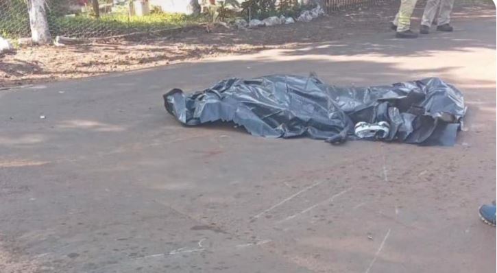 Homem morre em acidente entre moto e caminhão
