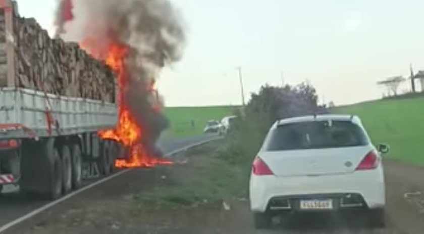 Caminhão é consumido pelo fogo na PR-493 em Dois Vizinhos
