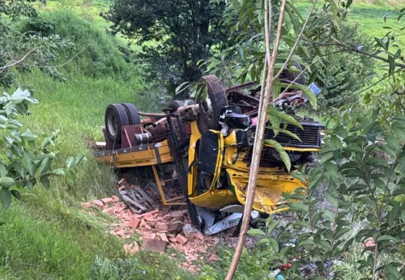 Caminhão desce rua desgovernado e capota em ribanceira