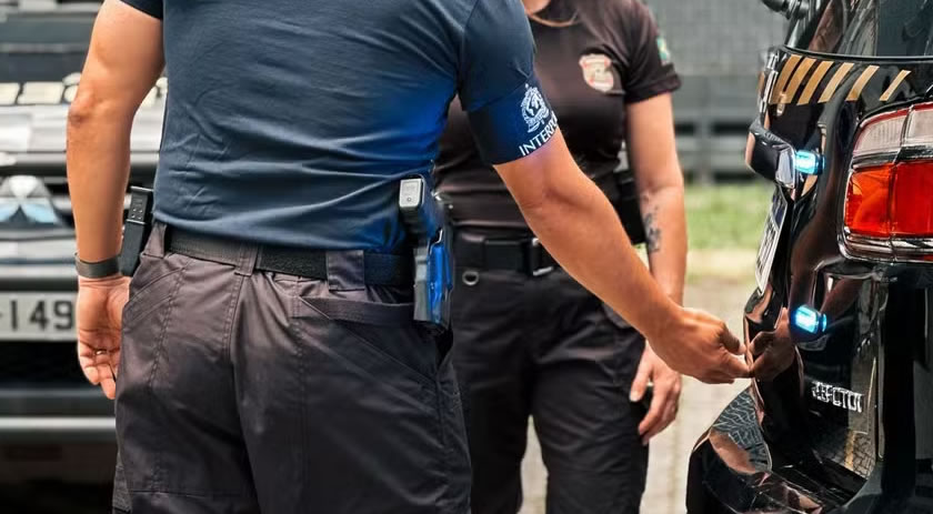 Venezuelano foragido por terrorismo e argentino procurado por roubo são presos pela PF em SC