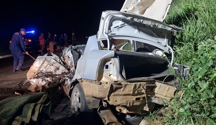 Grave acidente entre carro e caminhão deixa feridos na BR-163