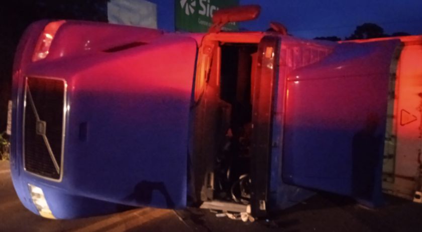 Acidente na PR-566 em Itapejara do Oeste envolve tombamento de caminhão com um ferido