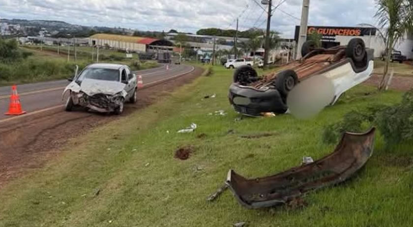 Três pessoas ficam feridas após colisão entre dois veículos