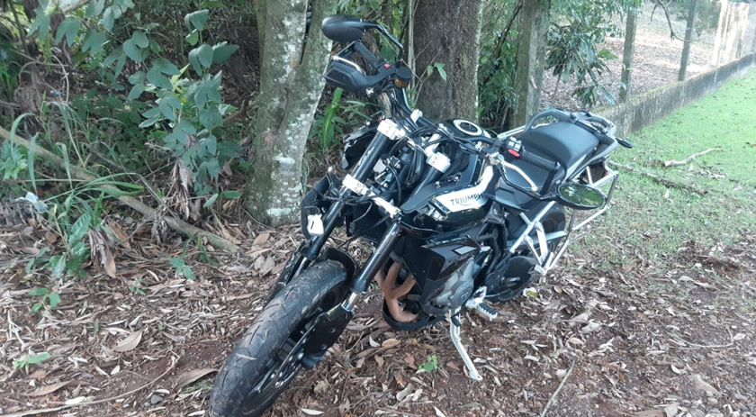 Motociclista fica ferido após acidente em Ampére
