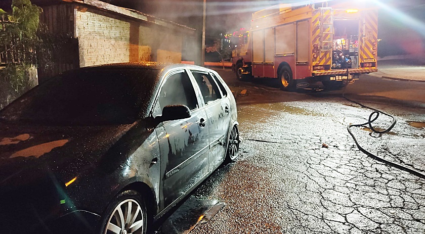 Automóvel é destruído por incêndio