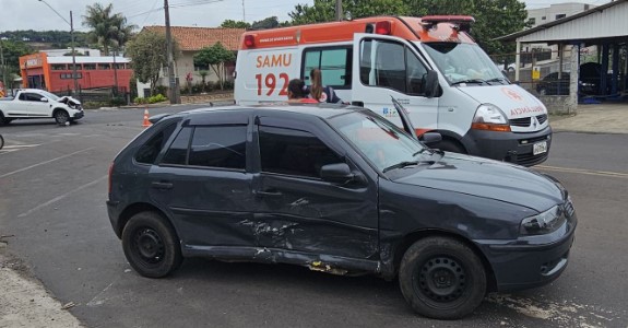 Colisão entre dois veículos é registrada no centro