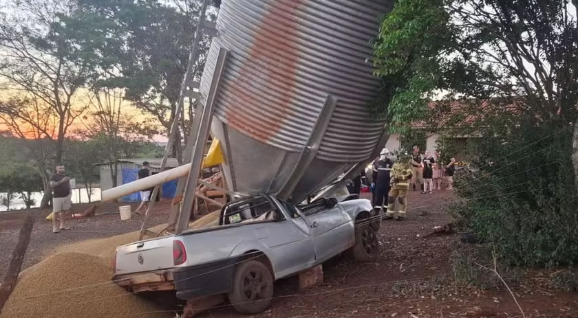 Carro sai da pista, atinge silo e estrutura com 10 toneladas de grãos desaba no Paraná